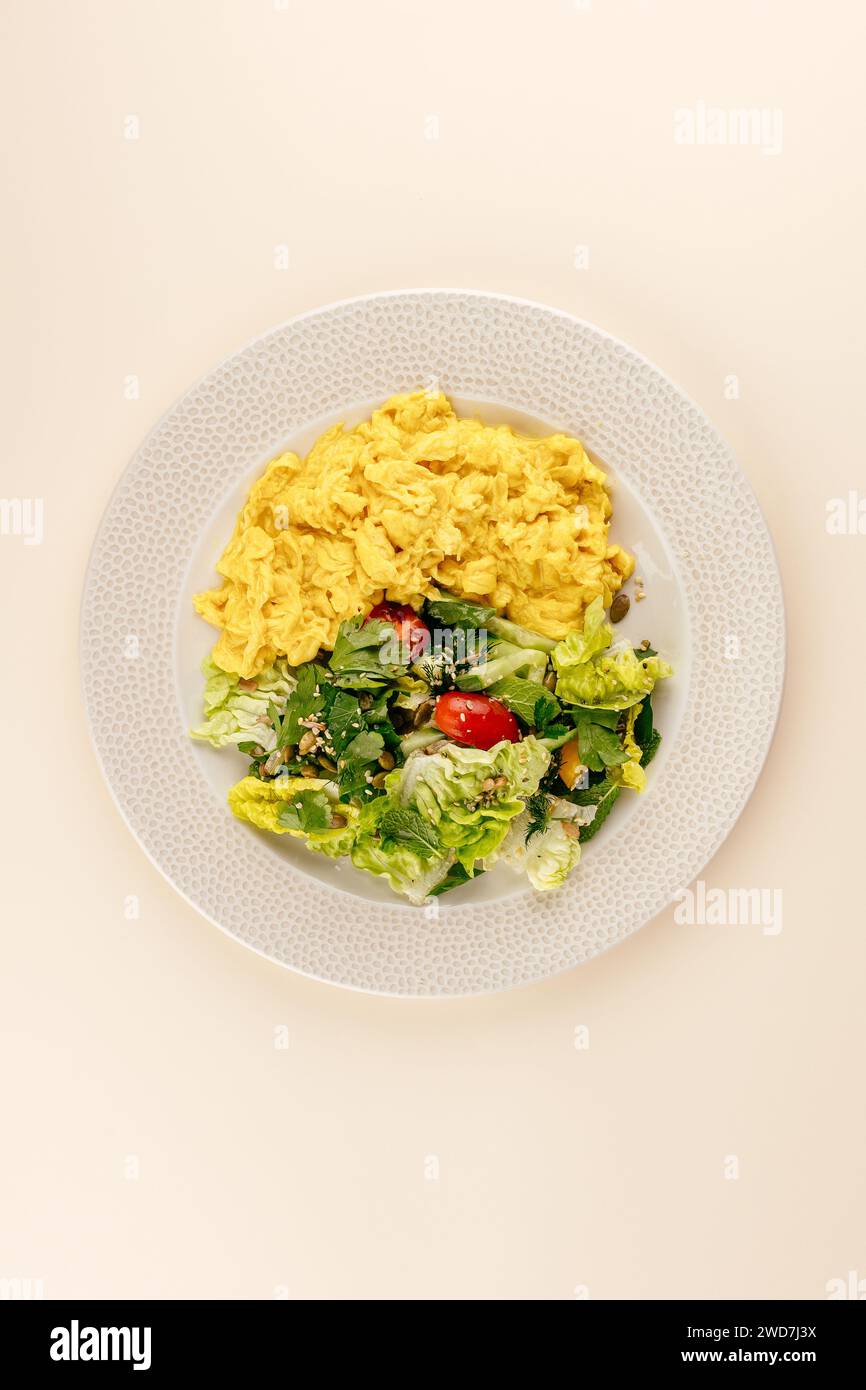 Omelette con verdure su un piatto . colazione Foto Stock
