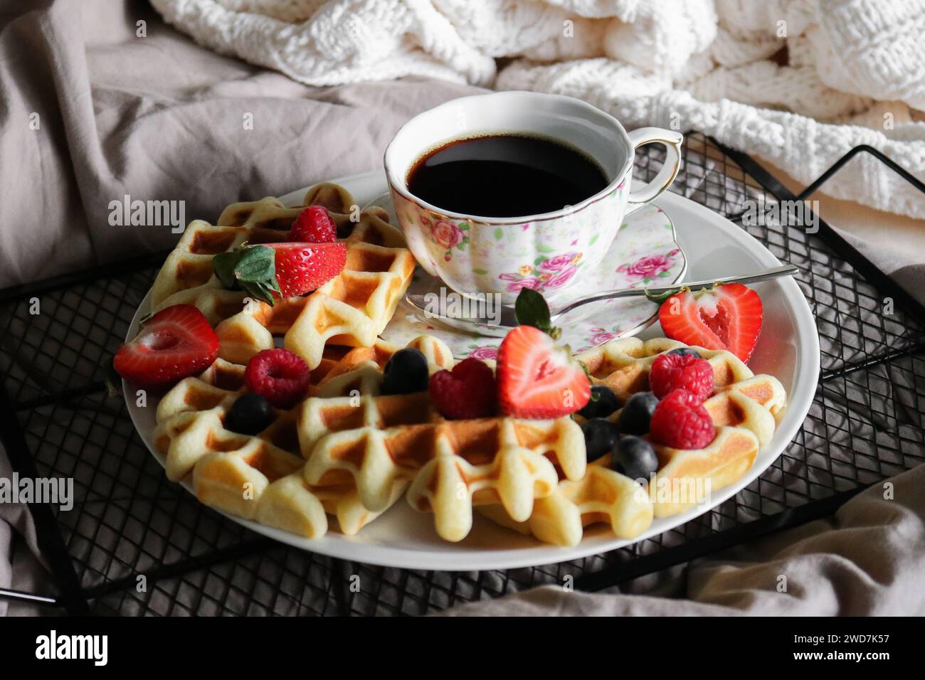 Primo piano tra waffle e vassoio di caffè come colazione a letto Foto Stock
