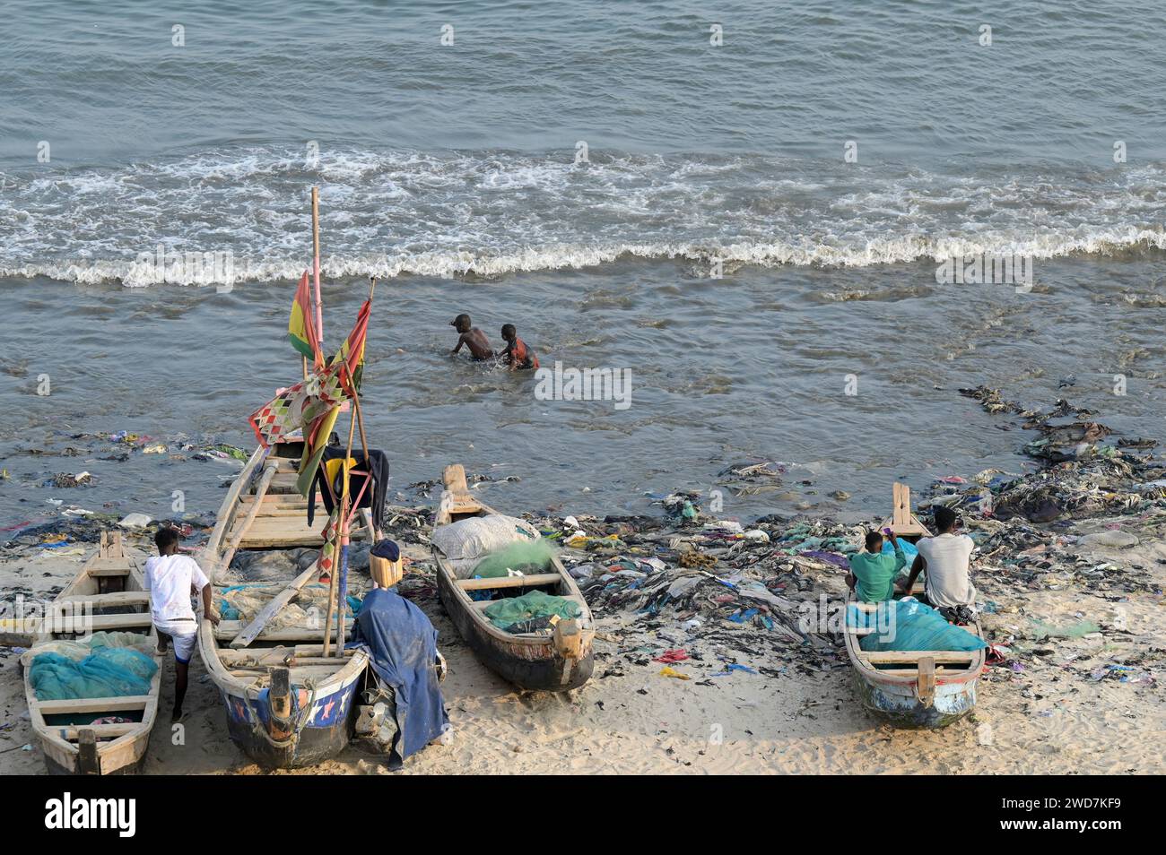 GHANA, Accra, Jamestown, porto di pesca nell'oceano atlantico, rifiuti di plastica / GHANA, Accra, Jamestown Fischereihafen am Atlantik, Plastik Abfall Foto Stock