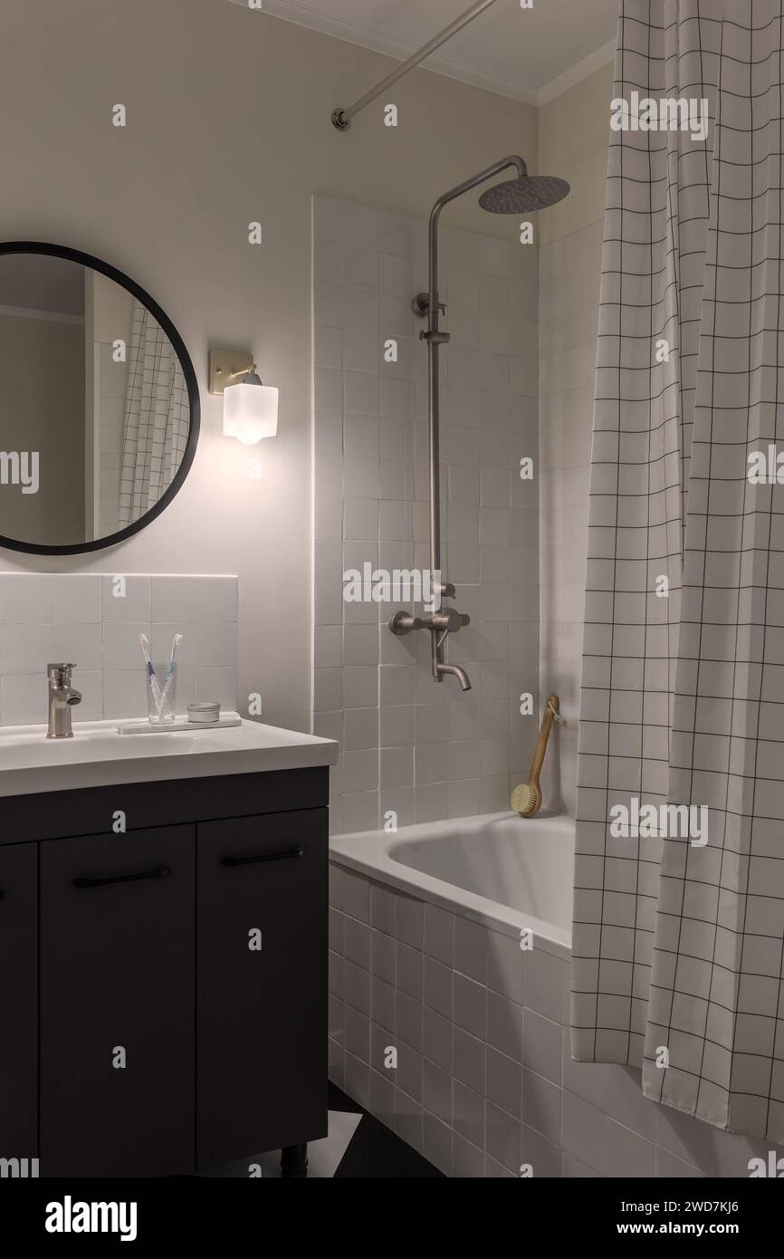 Interni dal design vintage nel bagno con doccia Foto Stock