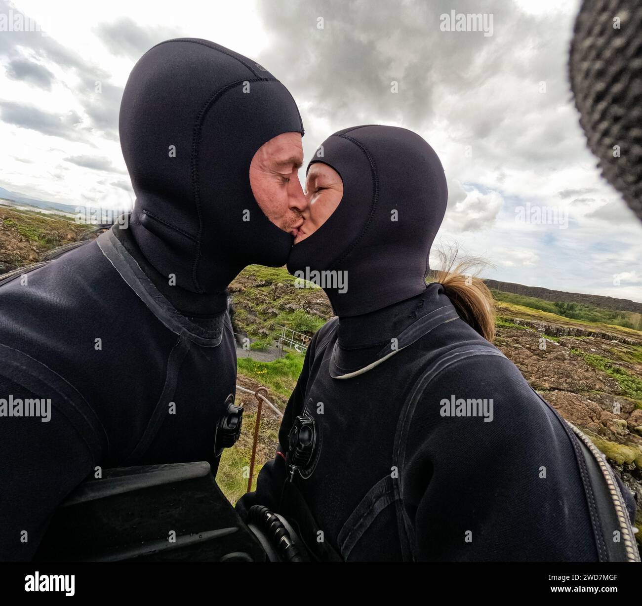 Baciati in muta bagnata prima di entrare in acqua per fare snorkeling Foto Stock