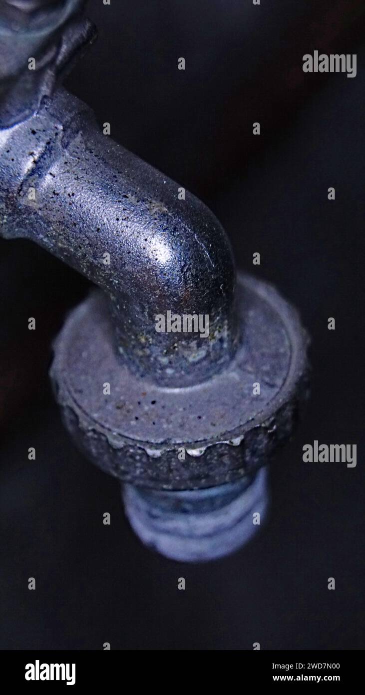 Rubinetto all'interno della sala del contatore dell'acqua Foto Stock