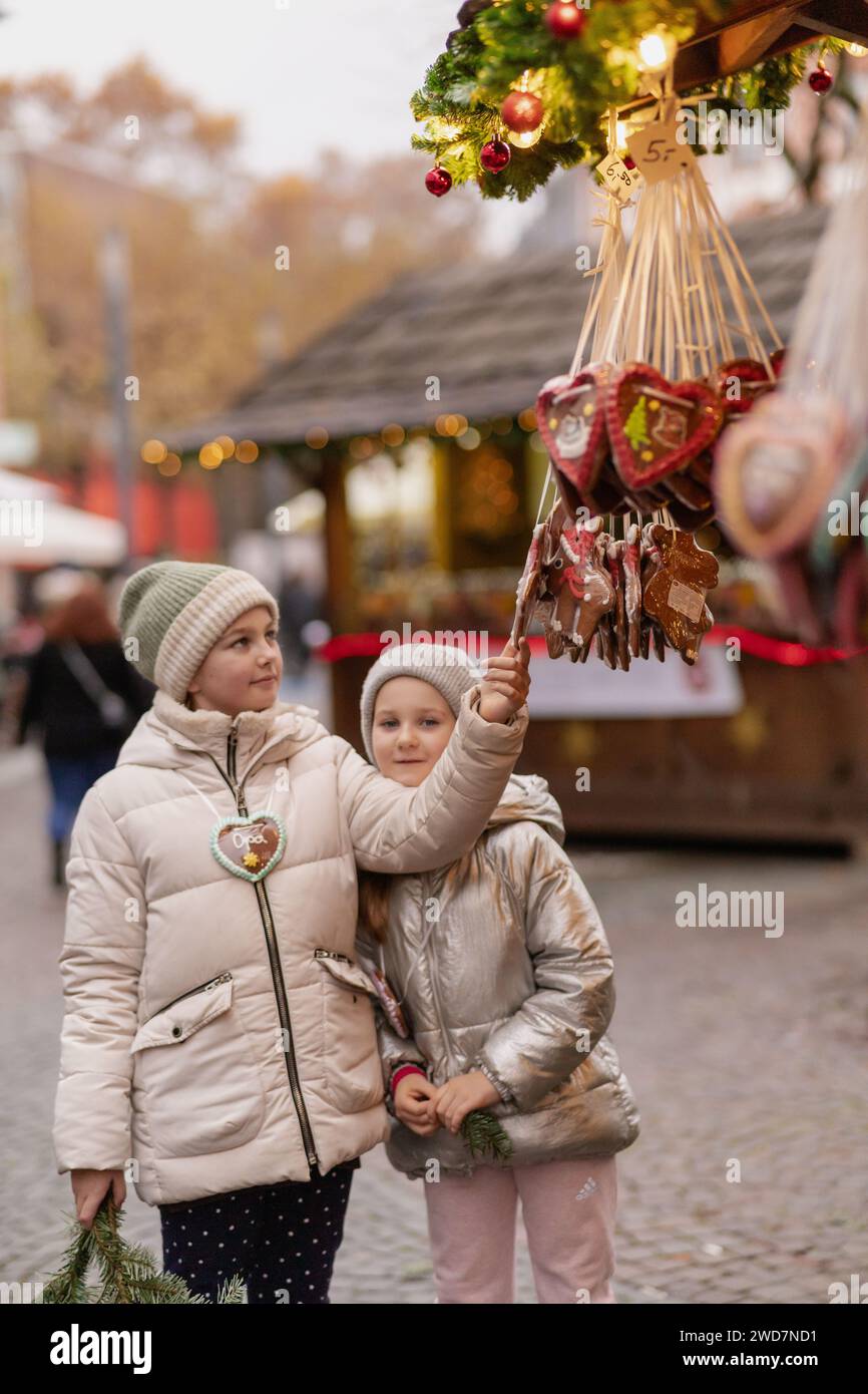 Due ragazze camminano al mercatino di natale in Germania, pan di zenzero Foto Stock