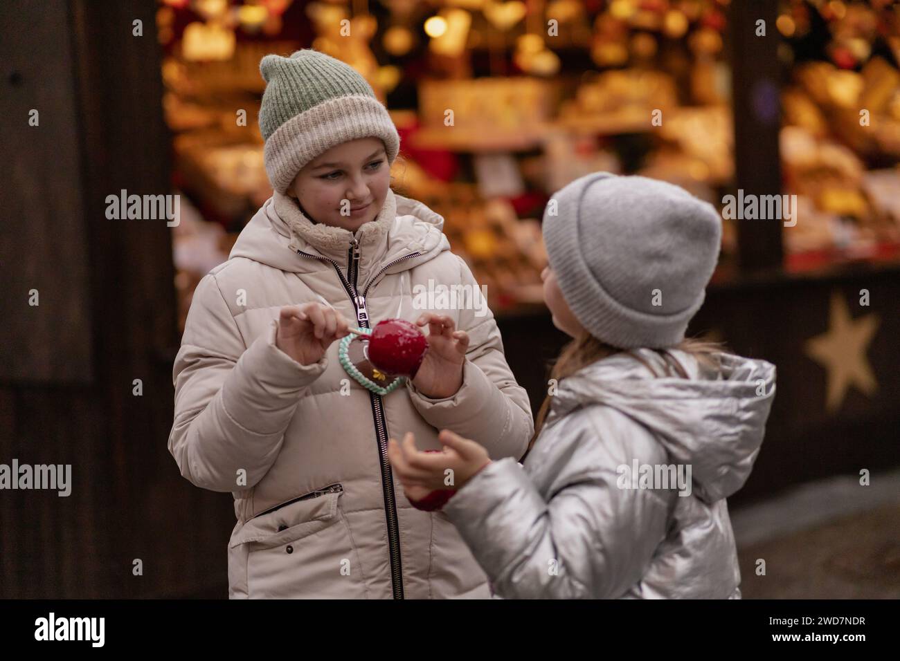 Due ragazze camminano al mercatino di natale Foto Stock