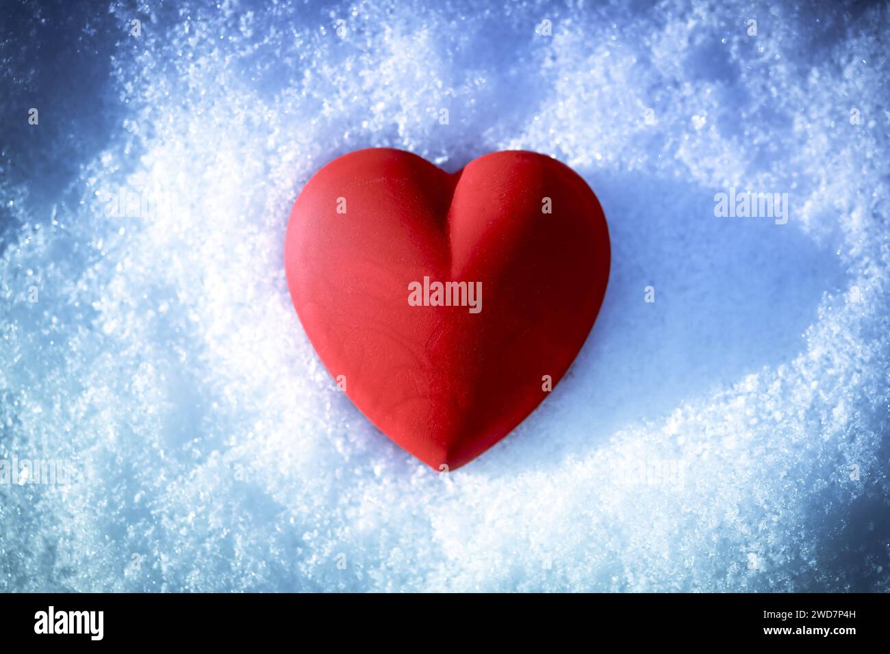 Herz auf Schnee, eiskaltes Herz, enttäuschte Liebe, Trennung *** cuore sulla neve, cuore ghiacciato, amore deluso, separazione Foto Stock