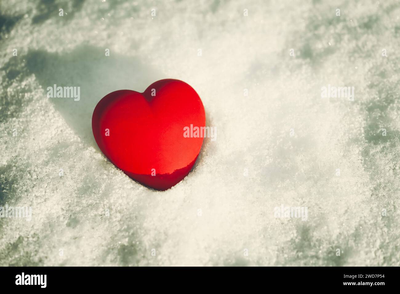 Herz auf Schnee, eiskaltes Herz, enttäuschte Liebe, Trennung *** cuore sulla neve, cuore ghiacciato, amore deluso, separazione Foto Stock