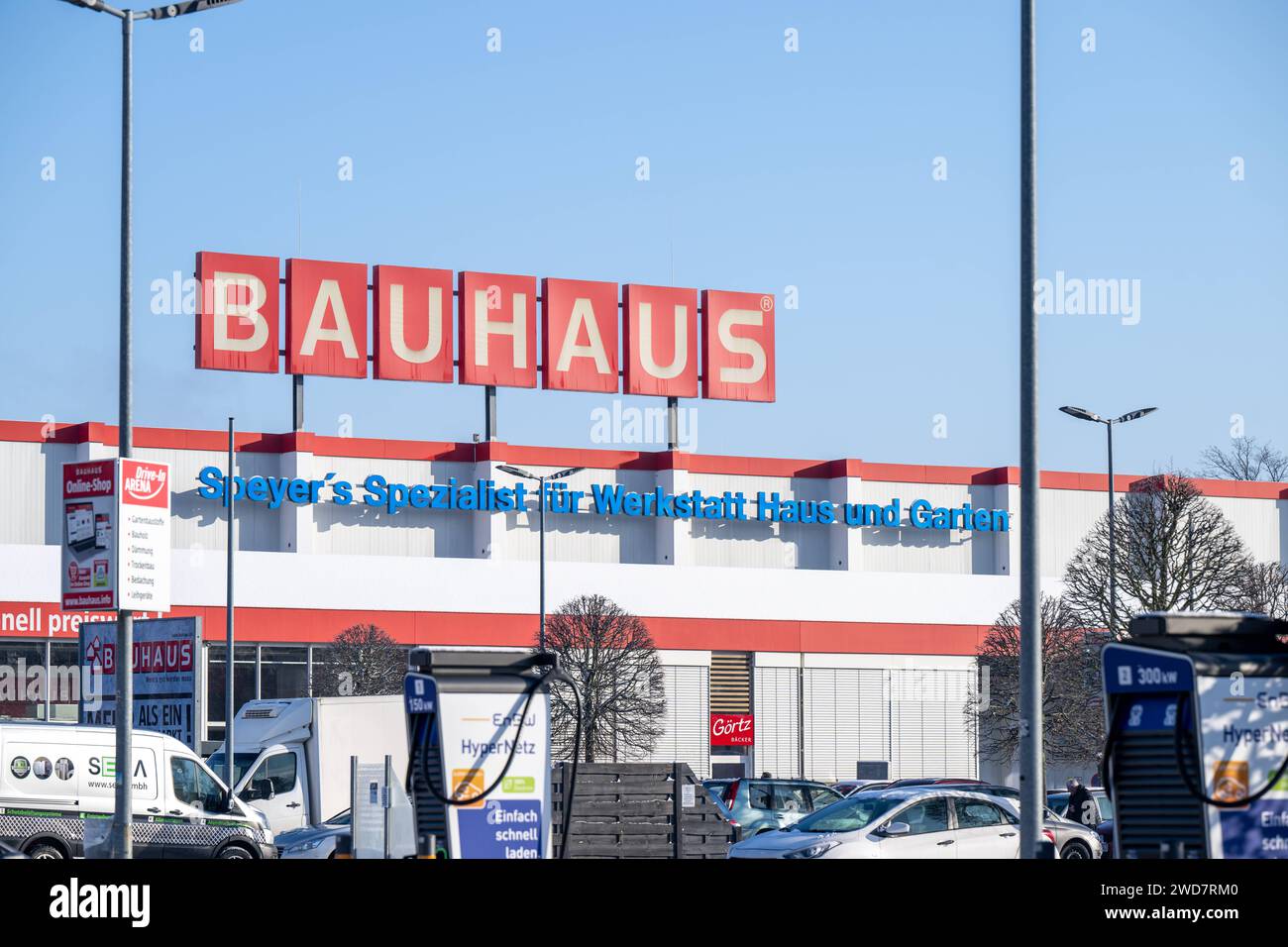 Nachhaltiges Einkaufen im Winter: BAUHAUS-Baumarkt mit Elektro ...