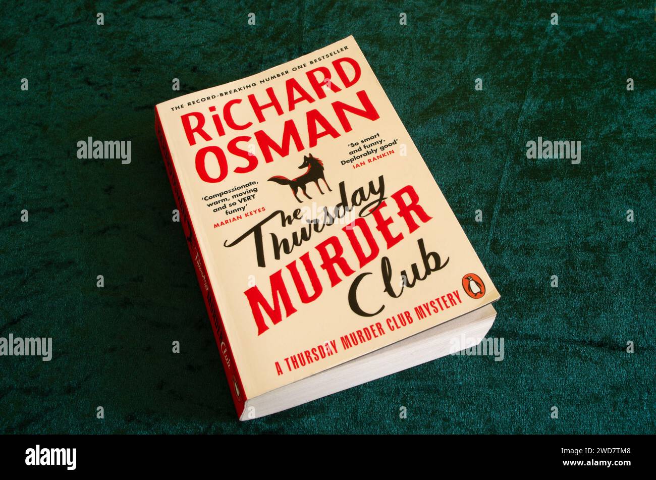 Richard Osman, il romanzo fittizio del Thursday Murder Club pubblicato da Penguin Books Foto Stock