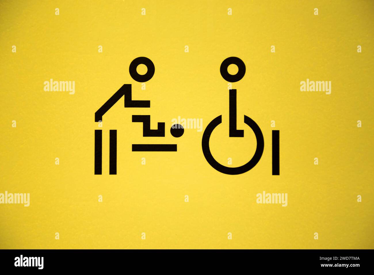 Logo grafico / grafico su una porta della toilette per disabili e toilette per bambini/bambini/famiglia. REGNO UNITO. (137) Foto Stock