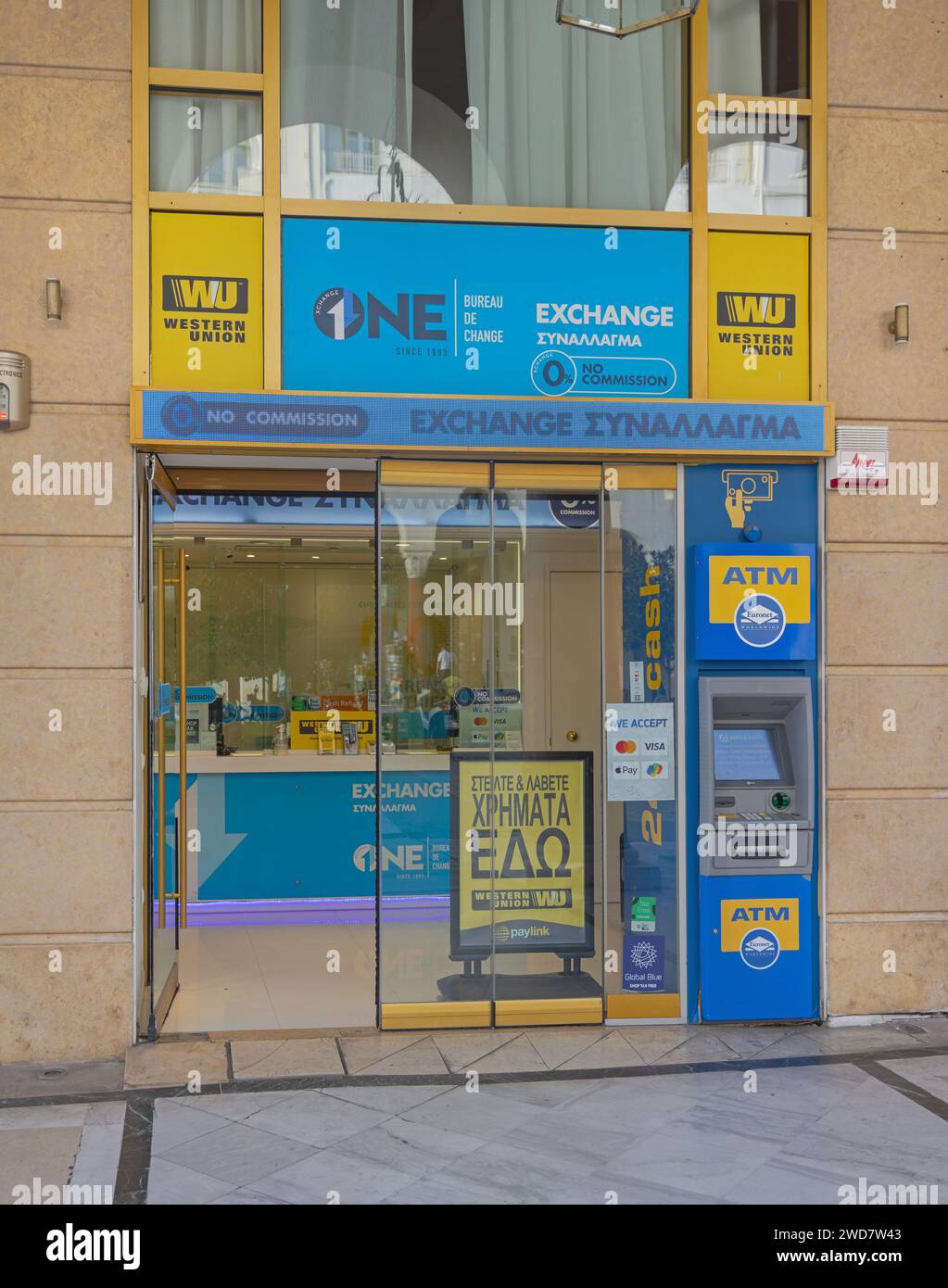Salonicco, Grecia - 22 ottobre 2023: Un ufficio di cambio Western Union Money Transfer e un bancomat in piazza Syntagma Foto Stock