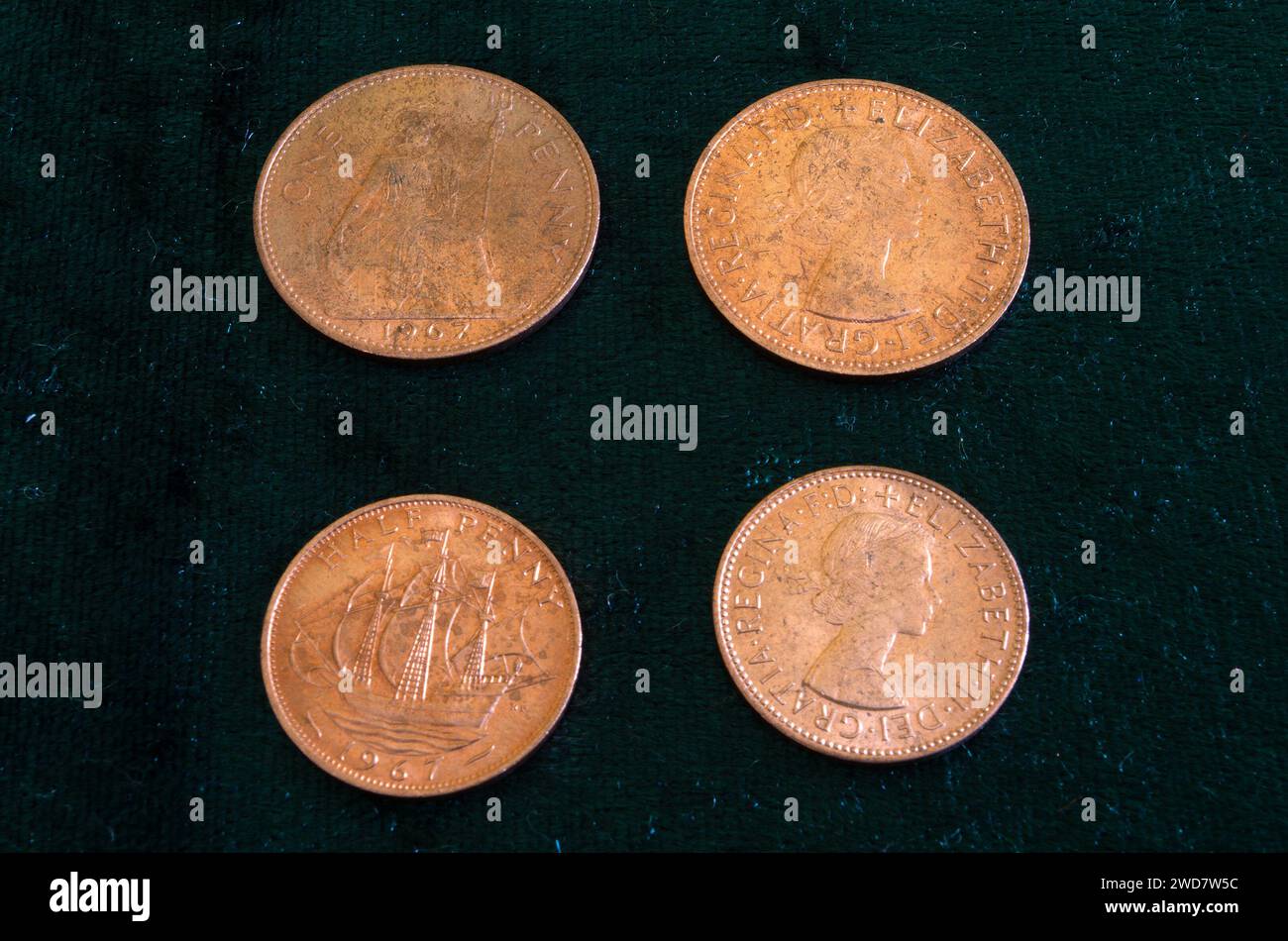 Monete Penny & Half Penny Bronze pre decimalizzate della regina britannica Elisabetta II Foto Stock