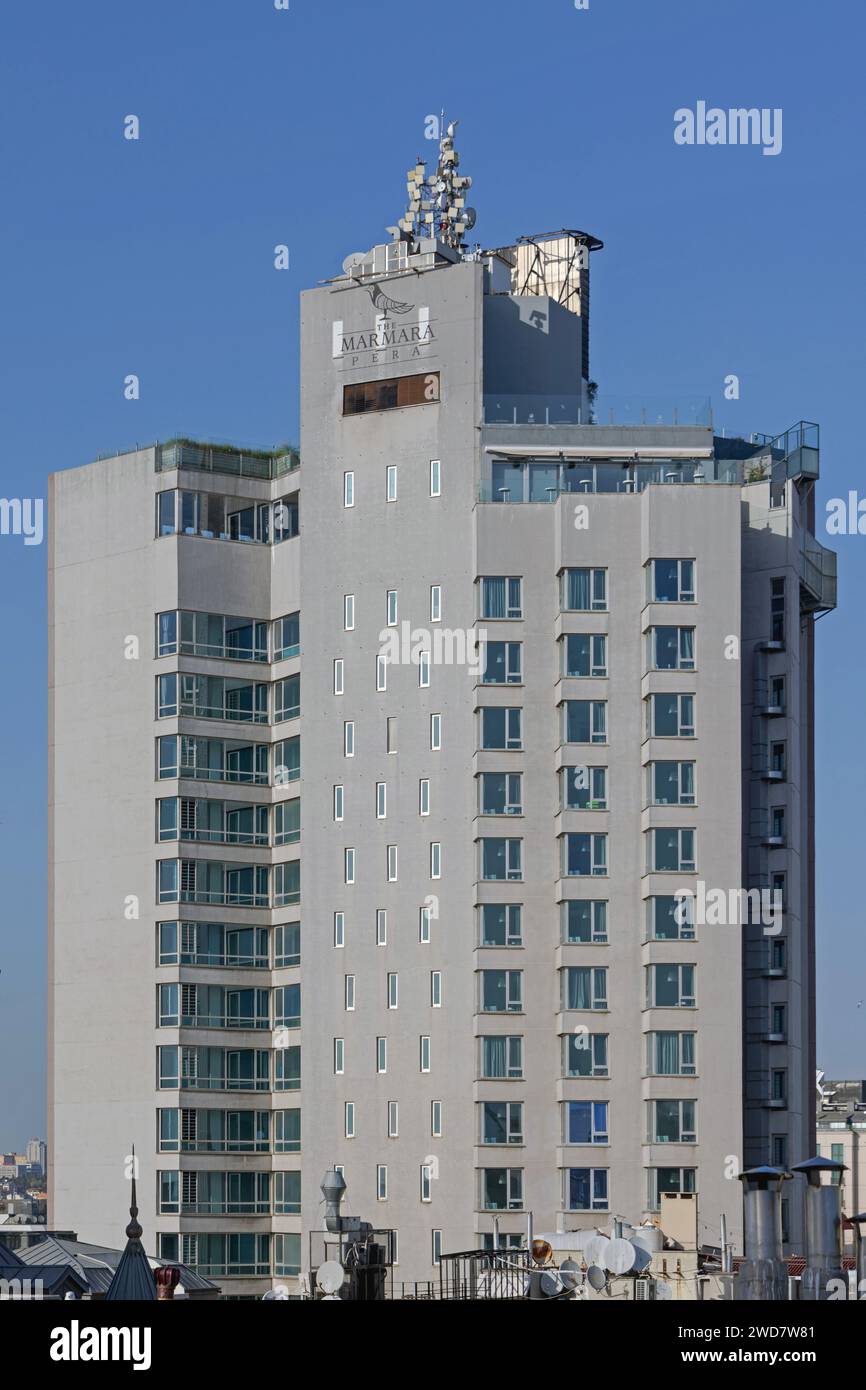 Istanbul, Turchia - 20 ottobre 2023: The Marmara Pera Four Star Hotel Skyscraper nel quartiere di Beyoglu. Foto Stock