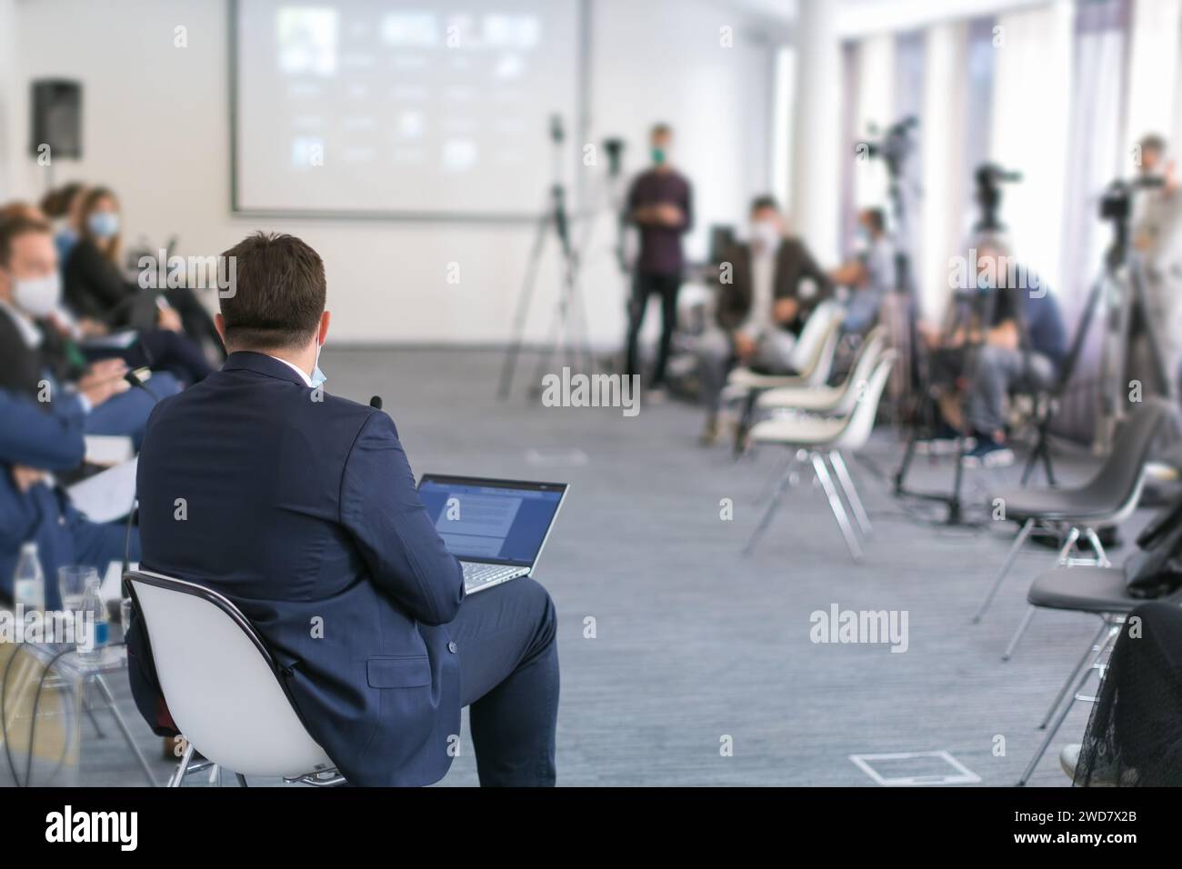persone che si trovano nella sala riunioni per affari che hanno una presentazione Foto Stock