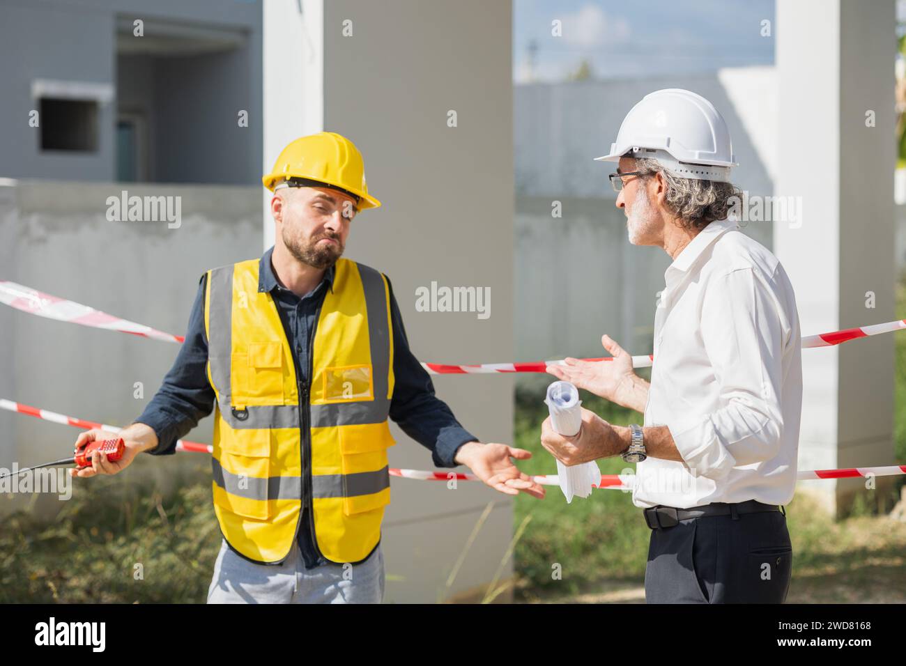 Un funzionario senior maschile lamentano la colpa al caposquadra dell'ingegnere edile per una cattiva costruzione progetto di bassa qualità non riescono a superare i problemi standard Foto Stock
