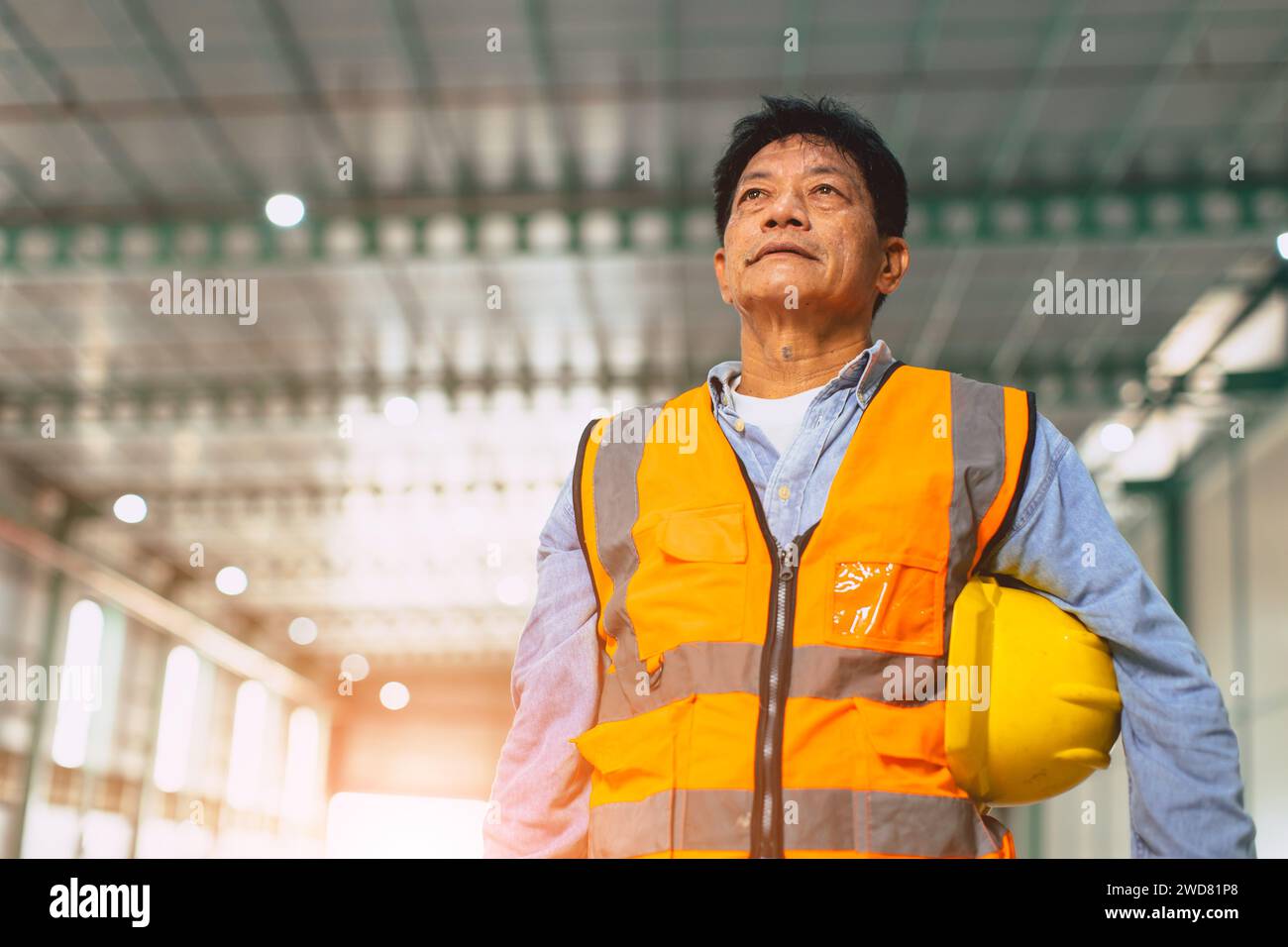 Ritratto intelligente ingegnere asiatico lavoratore, adulto forman direttore di fabbrica in piedi persone sicure di successo Foto Stock