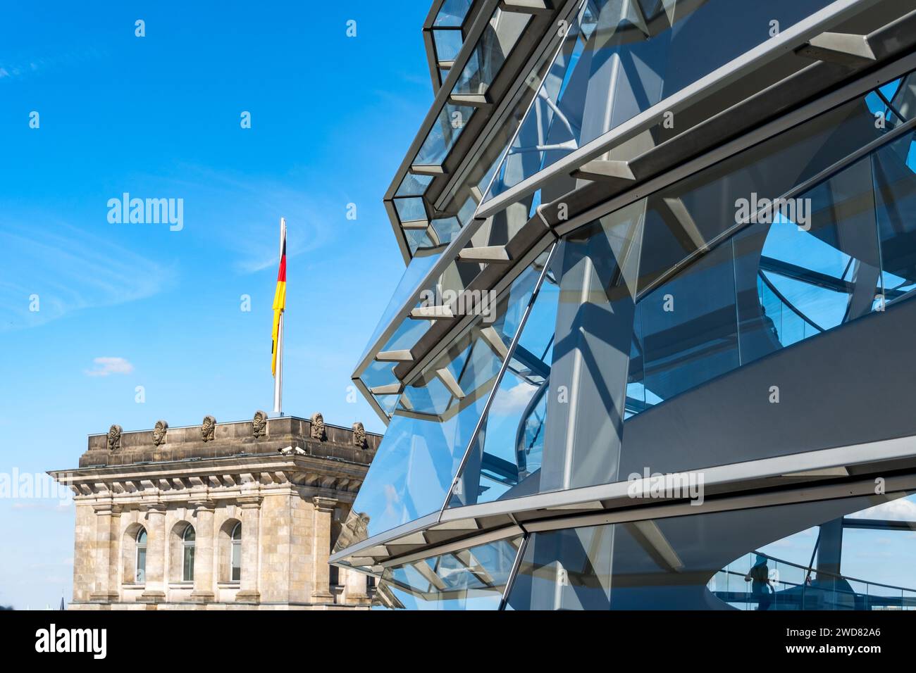 Berlino, Germania - 10 agosto 2022: Vista della cupola di vetro situata nell'edificio del Reichstag a Berlino durante una giornata di sole Foto Stock