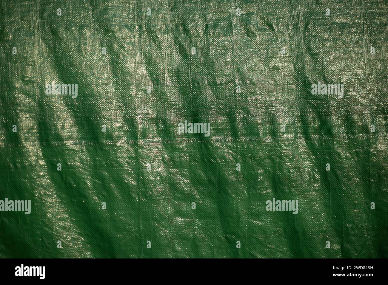 Tenda verde. Tessuto plastico. Luce sulla superficie. Protezione dal vento. Foto Stock