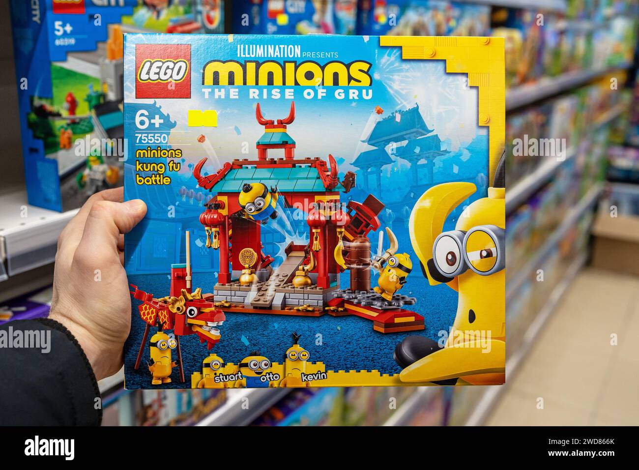 Costruttore LEGO Minions nelle mani dell'acquirente all'interno del negozio di giocattoli. Minsk, Bielorussia - 19 gennaio 2024 Foto Stock