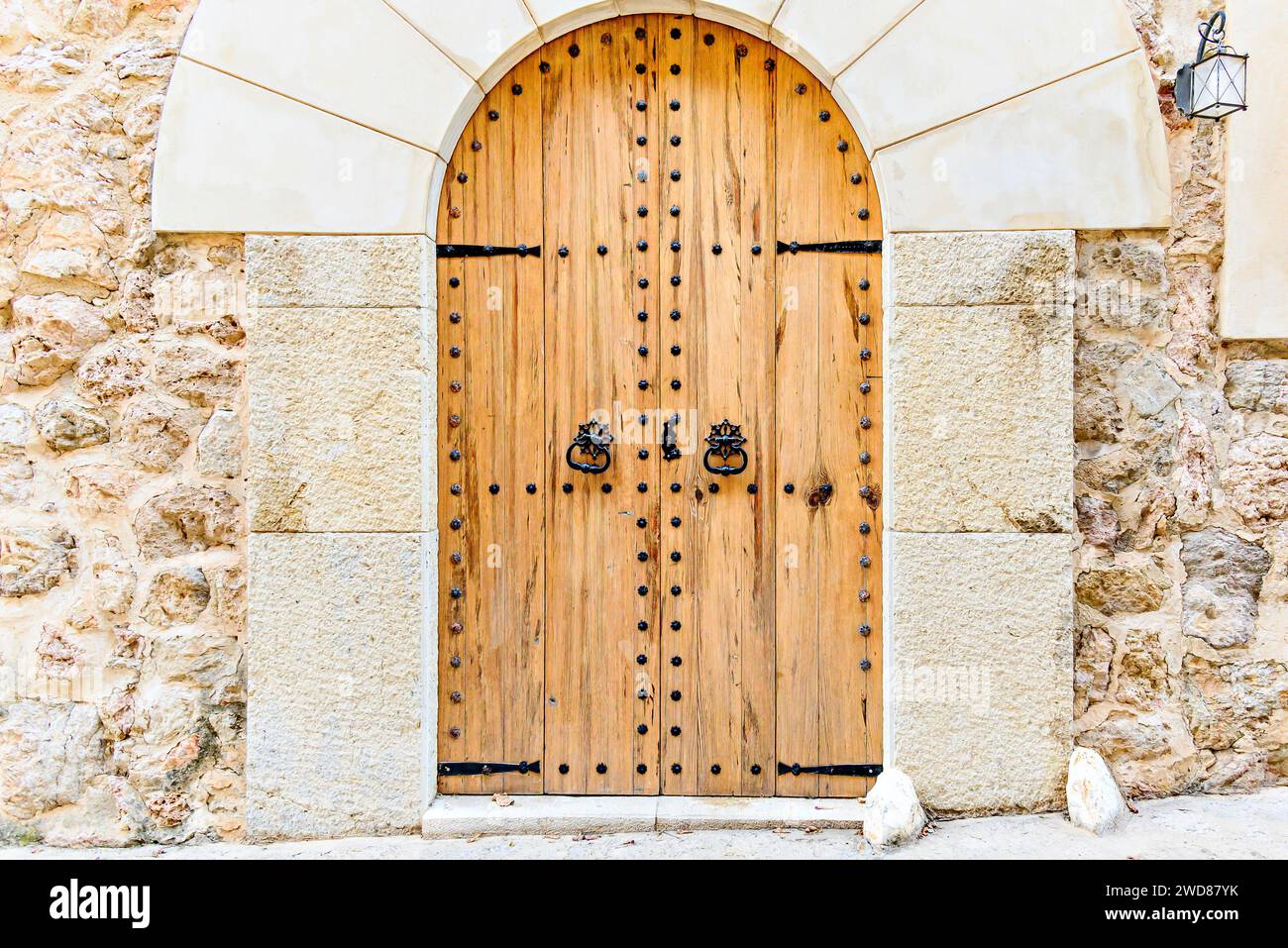 Vecchia porta di legno di una casa nel villaggio di Valldemossa Mallorca Isole Baleari Spagna Foto Stock