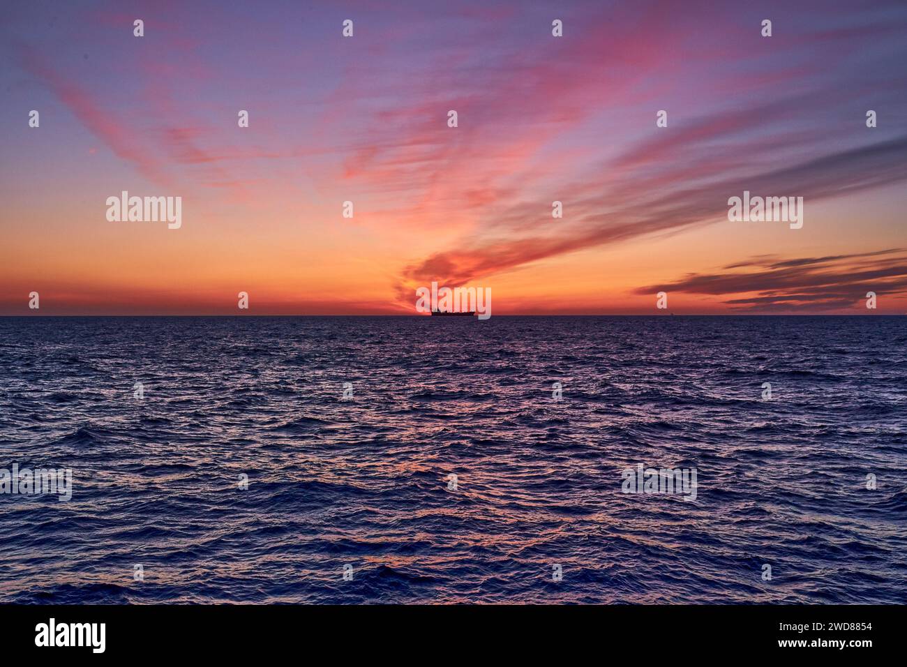 Splendida alba sul mare con un cielo colorato rosa, giallo, arancione e viola. Foto Stock