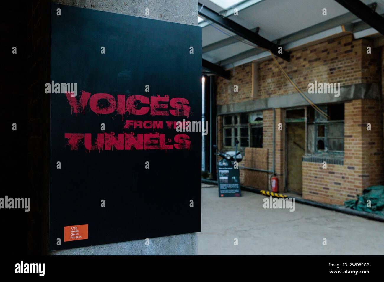 Londra, Regno Unito. 19 gennaio 2024. Il 7/10 Human Chain Project ha creato l'esperienza "Voices from the Tunnels", una replica realistica dei tunnel di Hamas a Gaza in un magazzino di East London in disuso, con l'obiettivo di dare vita, educare e sensibilizzare sulle condizioni che alcuni degli ostaggi israeliani del festival Nova e del Kibbutz israeliano meridionale hanno sopportato. Creata da interviste con alcuni degli ostaggi rilasciati, l'esperienza mostra le condizioni fredde, umide e scure percepite dagli ostaggi reali mentre sono in cattività. Foto di Amanda Rose/Alamy Live News Foto Stock