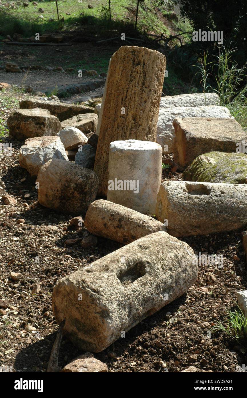 Colonne di marmo e altri resti archeologici di un'antica città nel nord di Israele ai piedi del monte Hermon noto come Banias o Banyas. Foto Stock