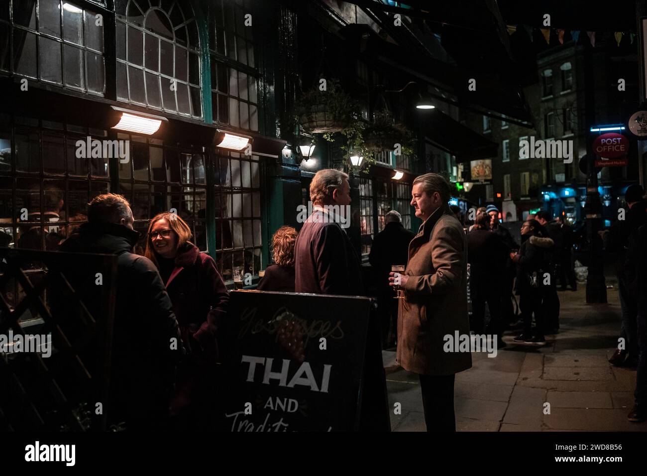 I bevitori si trovano all'esterno dello Ye Grapes, pub vittoriano all'interno dell'area di Shepherd Market, nel cuore di Mayfair, Londra, Inghilterra, Regno Unito Foto Stock