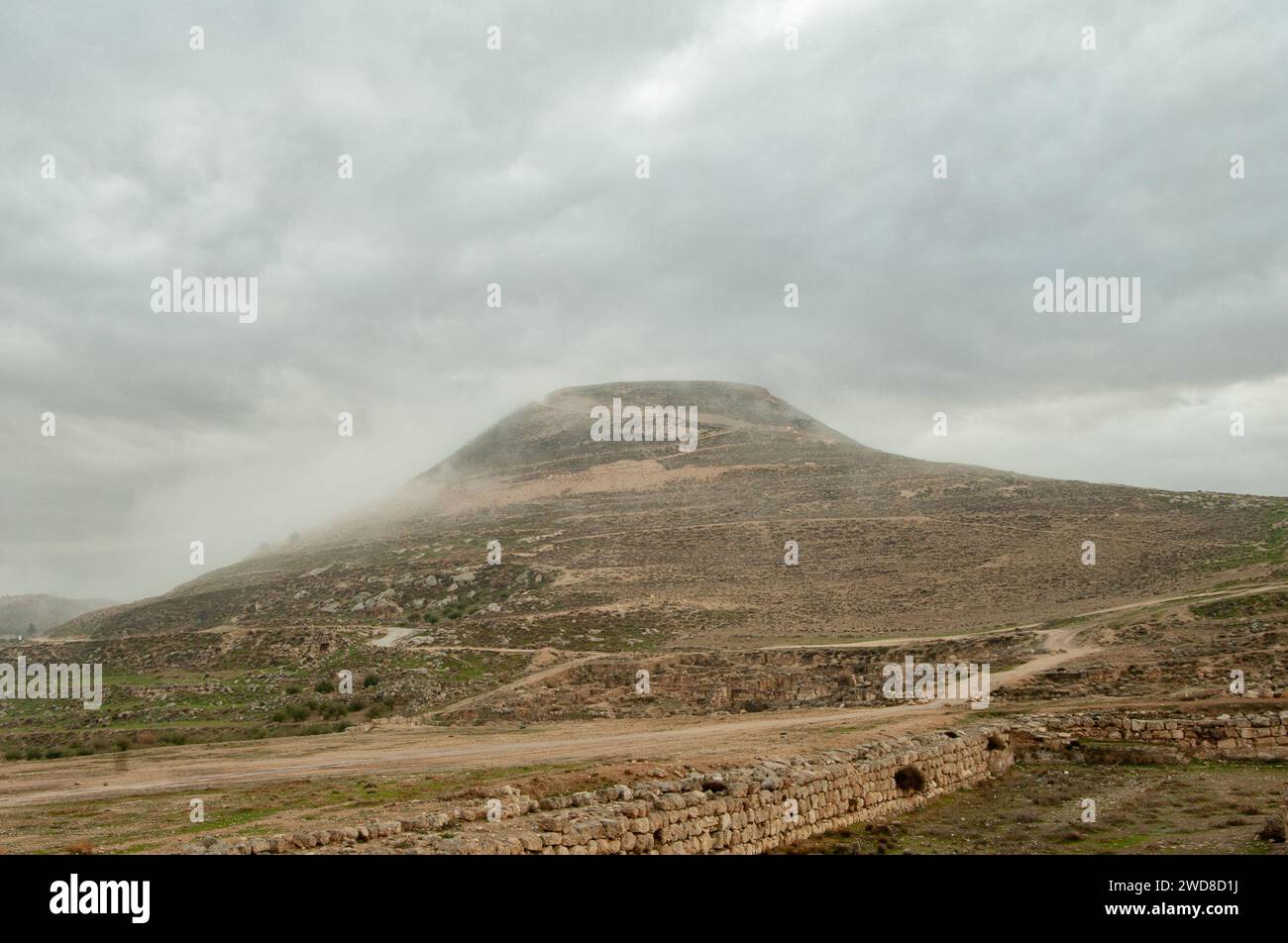 Herodion, Herodium, o Jabal al-Fureidis è un'antica fortezza situata a sud di Gerusalemme e Betlemme, costruita dal re di Giudea Erode il grande betwe Foto Stock