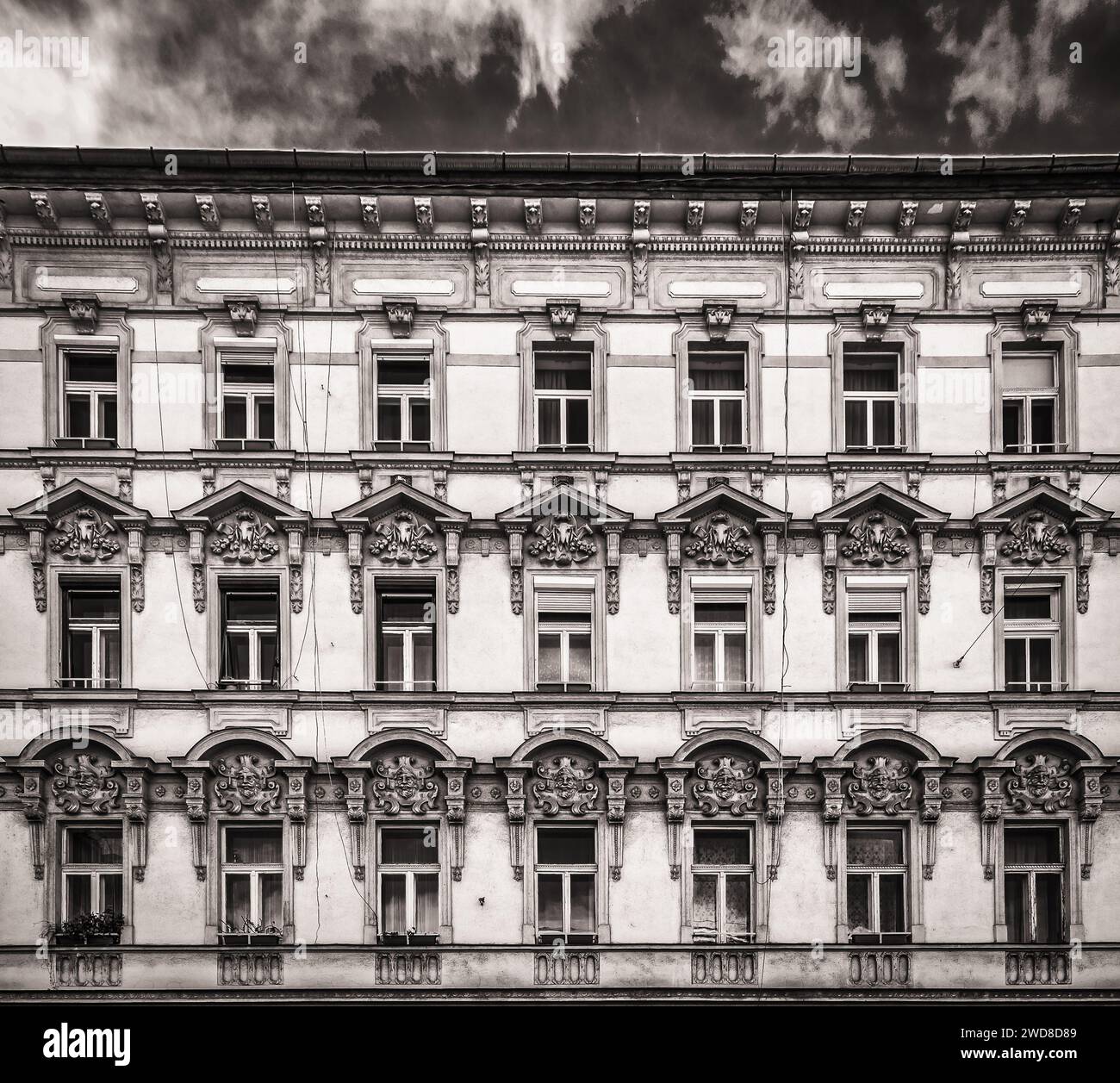 Budapest, Ungheria, 17 marzo 2020, vista della parte superiore di un edificio con scultura architettonica Foto Stock