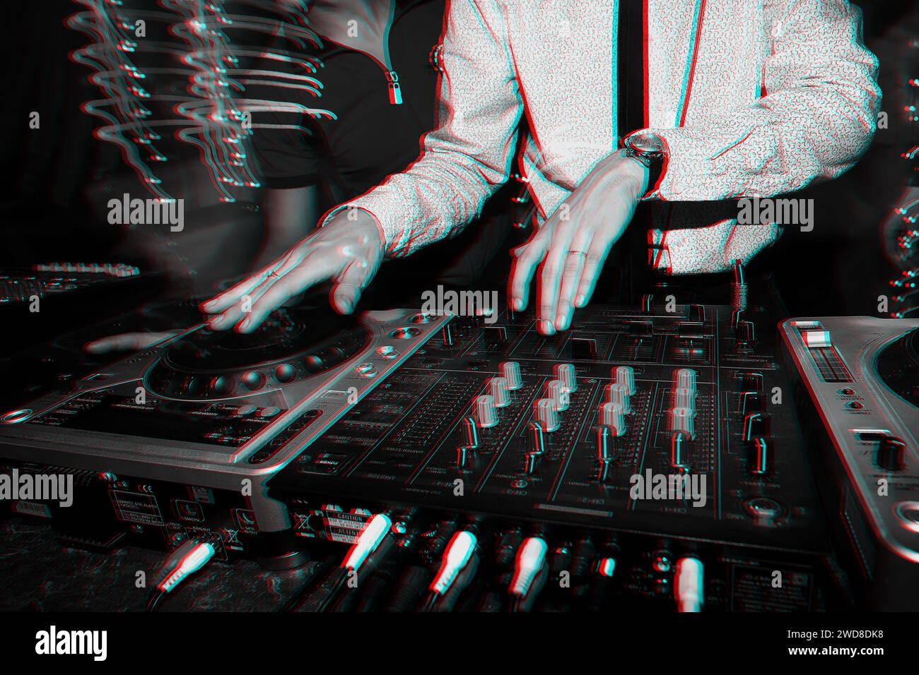 Ascolta musica da DJ su un mixer professionale in un nightclub a una festa ravvicinata. Foto in bianco e nero con effetto glitch e grana piccola Foto Stock