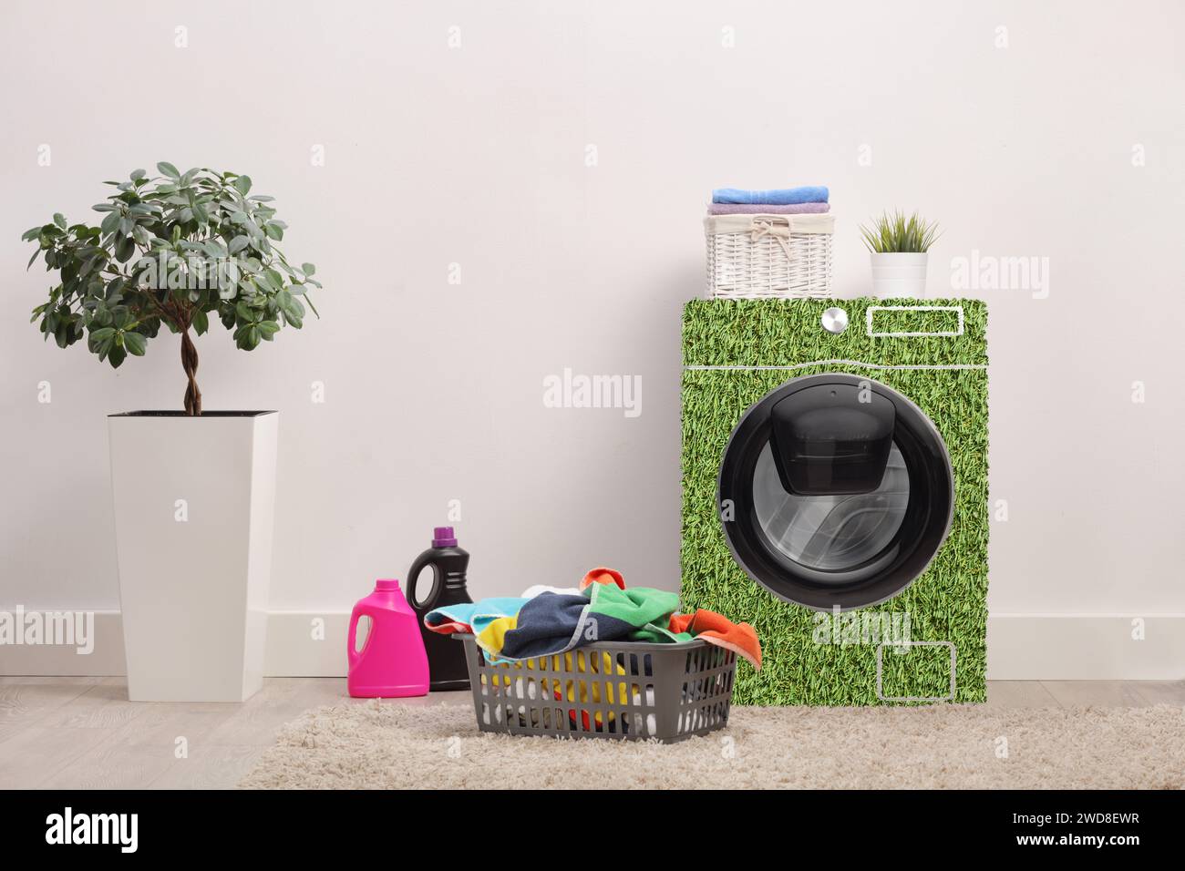 Lavatrice ecologica a risparmio energetico e cestino con vestiti Foto Stock