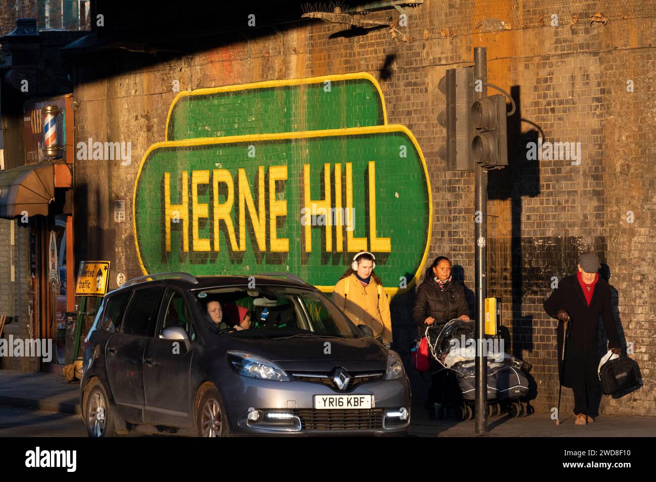 Traffico locale e pedoni con la segnaletica sotto il ponte ferroviario in Herne Hill SE24, il 18 gennaio 2024, a Londra, Inghilterra. Foto Stock