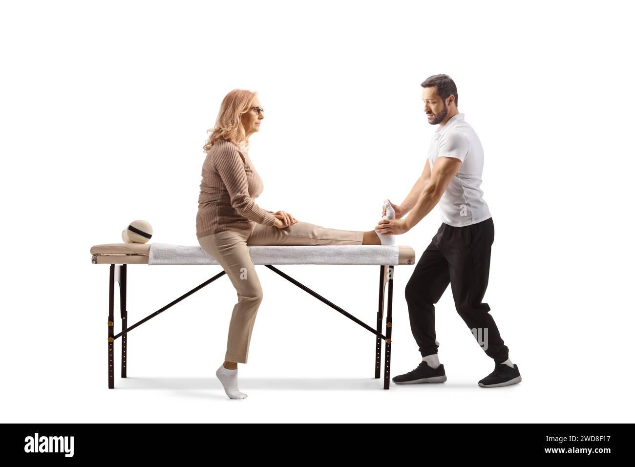 Fisioterapista che cura un piede femminile isolato su sfondo bianco Foto Stock