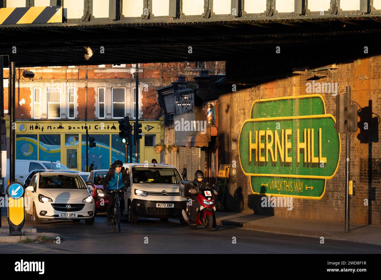 Traffico locale e pedoni con la segnaletica sotto il ponte ferroviario in Herne Hill SE24, il 18 gennaio 2024, a Londra, Inghilterra. Foto Stock