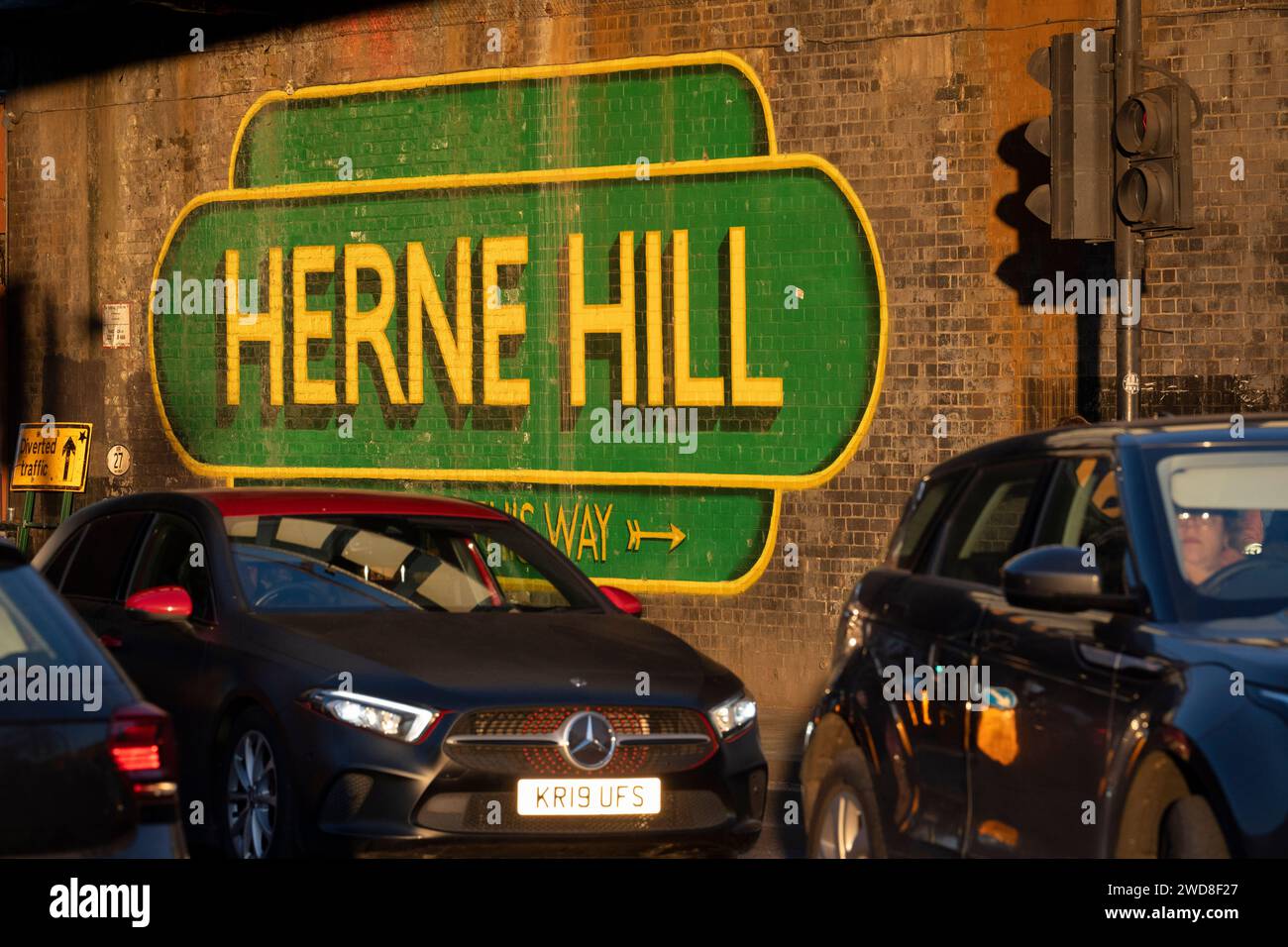Il traffico e la segnaletica sotto il ponte ferroviario a Herne Hill SE24, il 18 gennaio 2024, a Londra, in Inghilterra. Foto Stock
