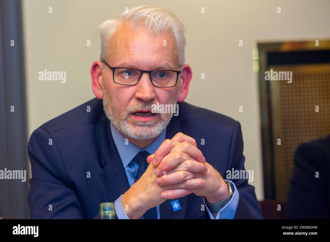 Der Vorstandsvorsitzende des Energiehandelsunternehmens Uniper, Michael Lewis, während eines Vortrages in Düsseldorf NRW . Michael Lewis *** CEO della società di commercio di energia Uniper, Michael Lewis, durante una presentazione a Düsseldorf NRW Michael Lewis Foto Stock