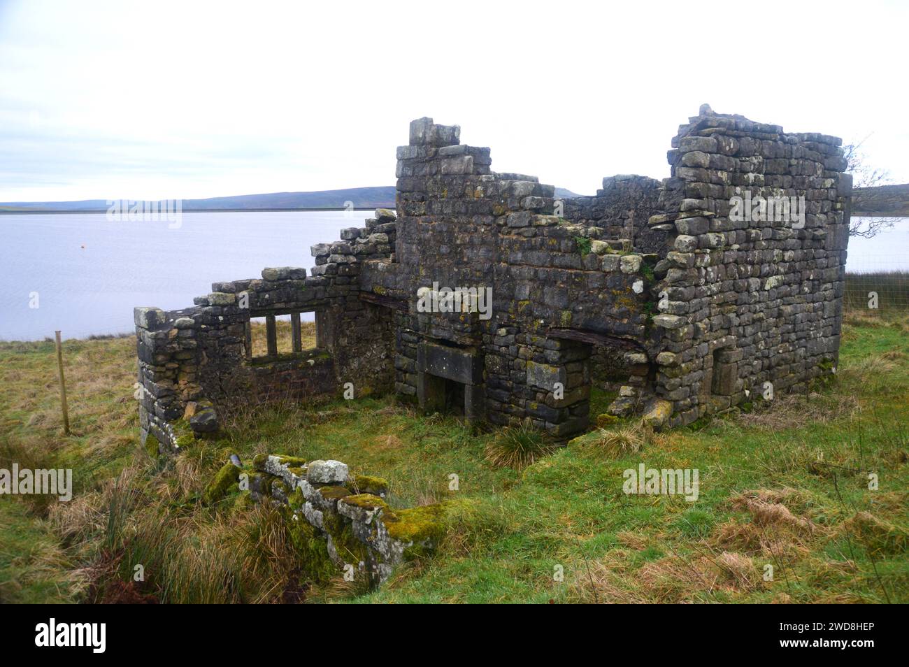 Old Ruins of a Stone Farmhouse from the Hamlet of Gate Up che si affaccia sul lago artificiale Grimwith nel parco nazionale Yorkshire Dales, Inghilterra, Regno Unito Foto Stock