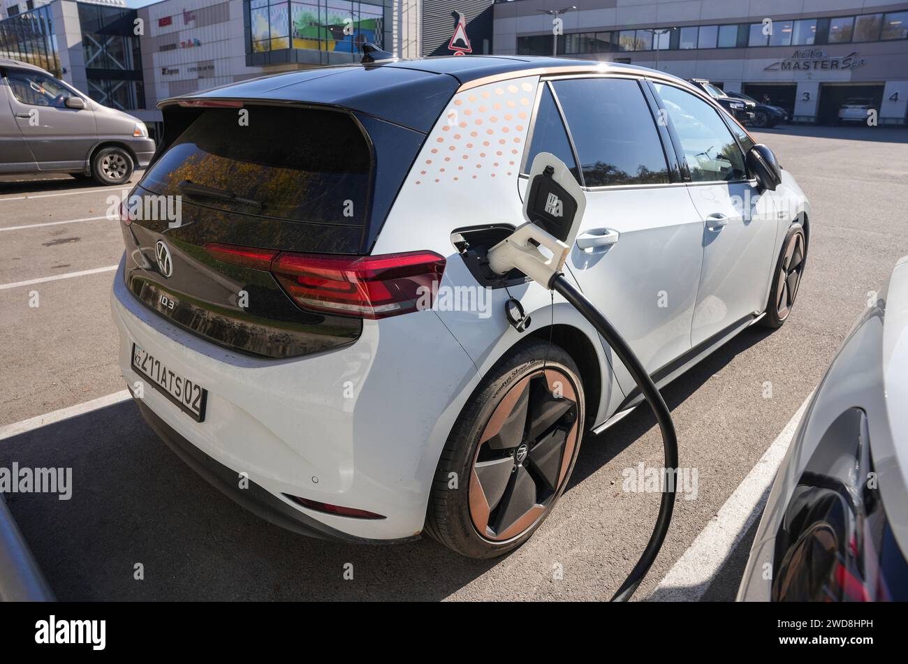 Almaty, Kazakistan - 11 novembre 2023: Ricarica della Volkswagen ID.3 durante il parcheggio. Foto Stock