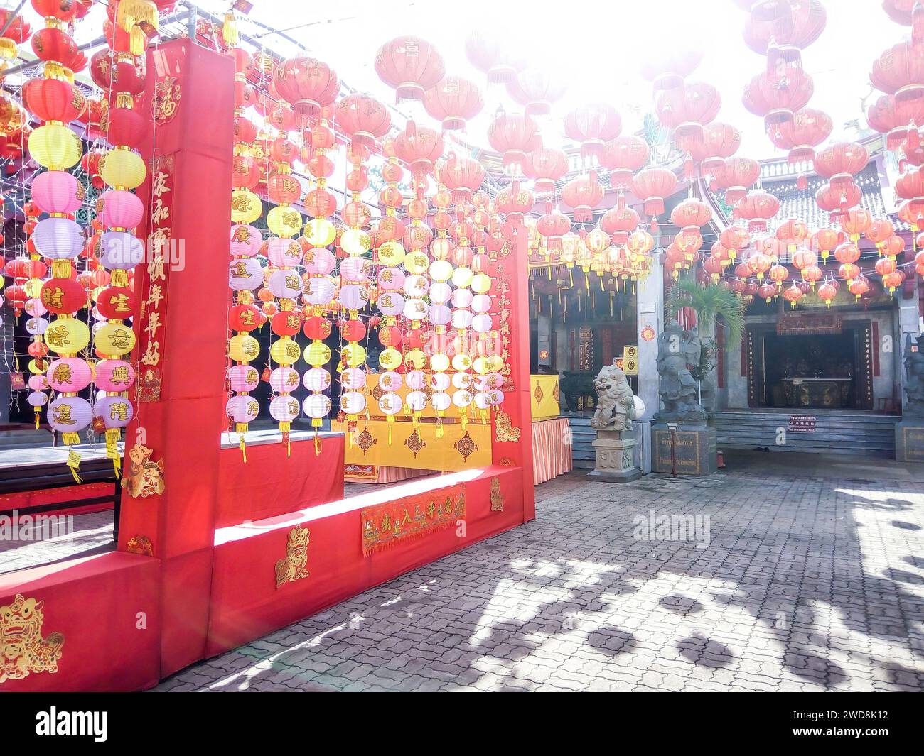 Phuket, Thailandia - 22 febbraio 2018: Lanterne sospese cinesi che decorano l'ingresso al tempio di Jui Tui. Statue del santuario cinese e pape rosso decorativo festoso Foto Stock