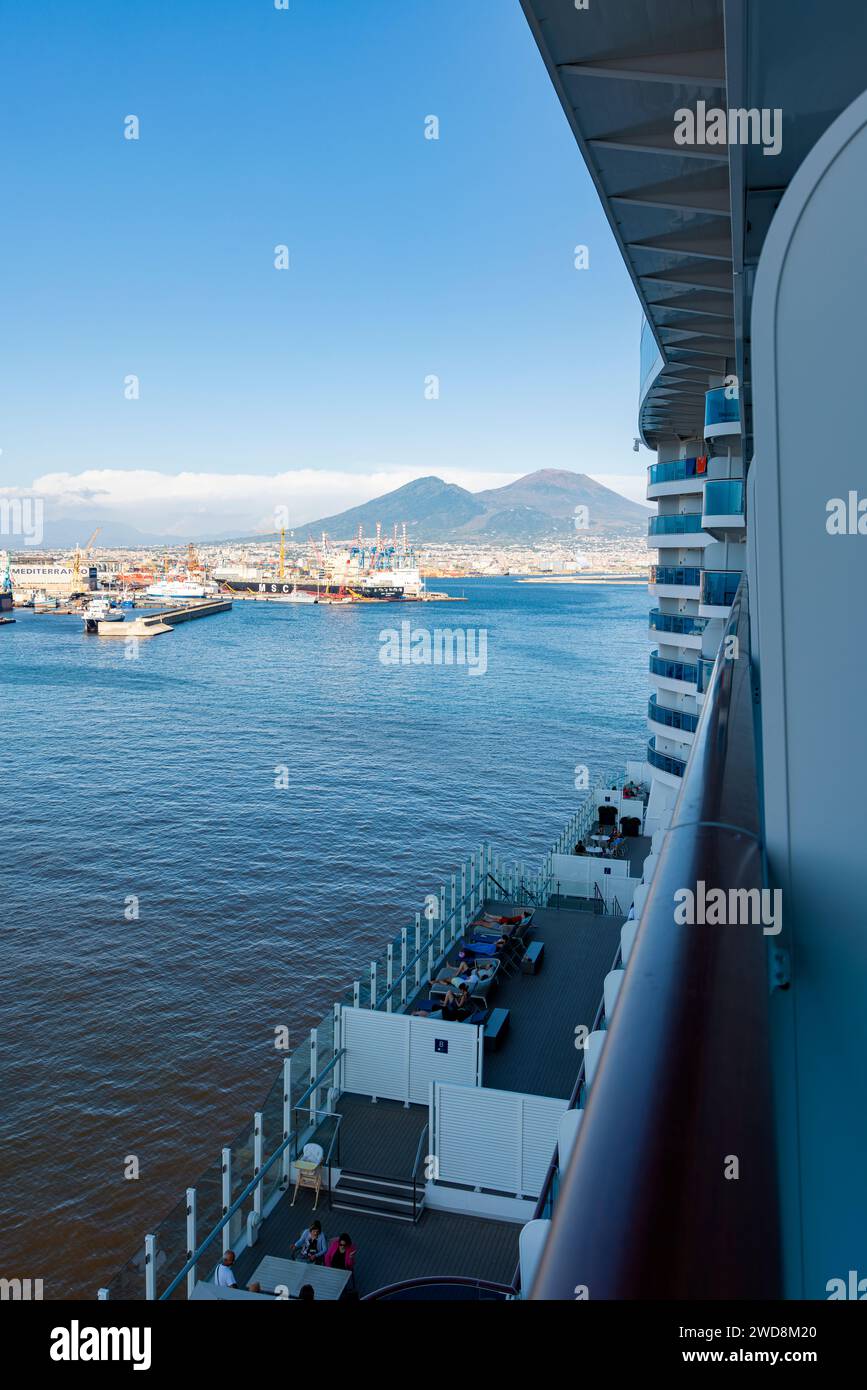 Foto scattata a Napoli, in Italia, con una vista del Vesuvio e del mare, scattata da una nave da crociera Foto Stock