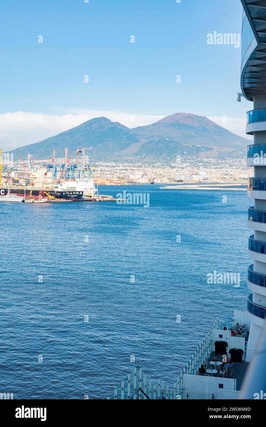 Foto scattata a Napoli, in Italia, con una vista del Vesuvio e del mare, scattata da una nave da crociera Foto Stock