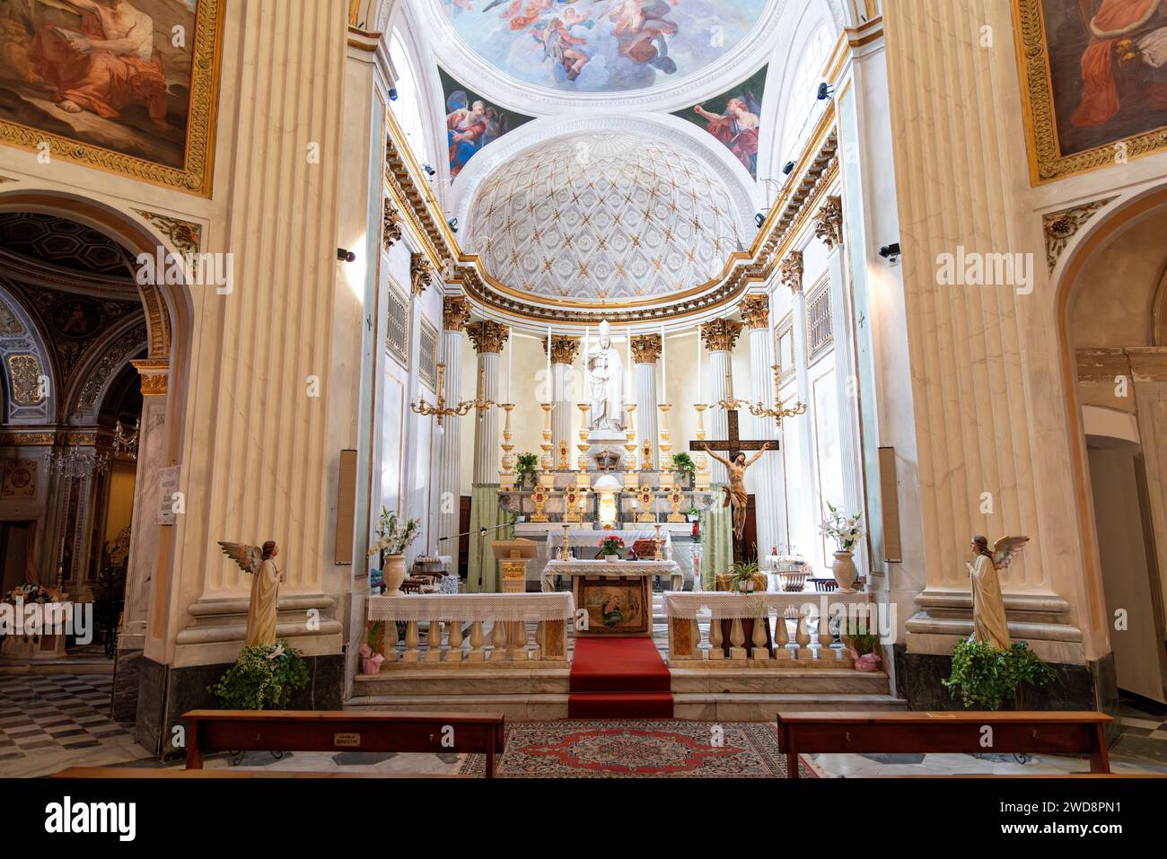 Foto scattata a Genova, in Italia, all'interno di una bellissima chiesa Foto Stock