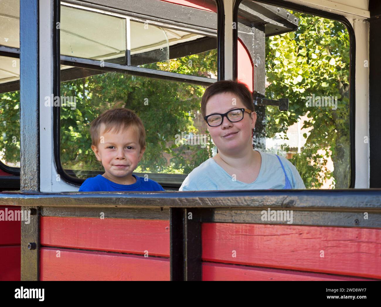 Madre e bambino in carrozza di una ferrovia a scartamento ridotto a Znin. Polonia Foto Stock