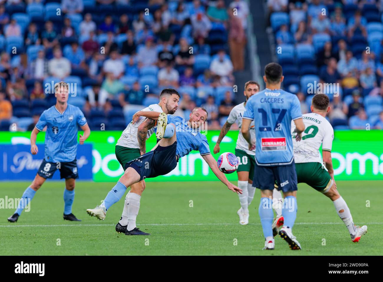 Sydney, Australia. 19 gennaio 2024. Rhyan Grant di Sydney compete per il ballo con Apostolos Stamatelopoulos di Newcastle durante la partita di A-League tra Sydney FC e Newcastle Jets all'Allianz Stadium il 19 gennaio 2024 a Sydney, Australia Credit: IOIO IMAGES/Alamy Live News Foto Stock