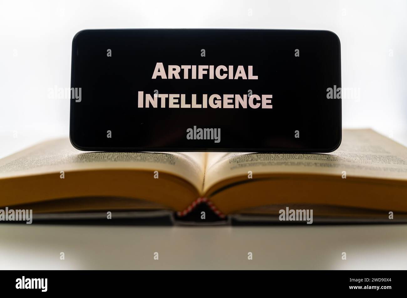 Prenota e dispositivo con intelligenza artificiale testuale. Apprendimento, uso, strumenti e trattamento dei dati dell'intelligenza artificiale, Foto Stock