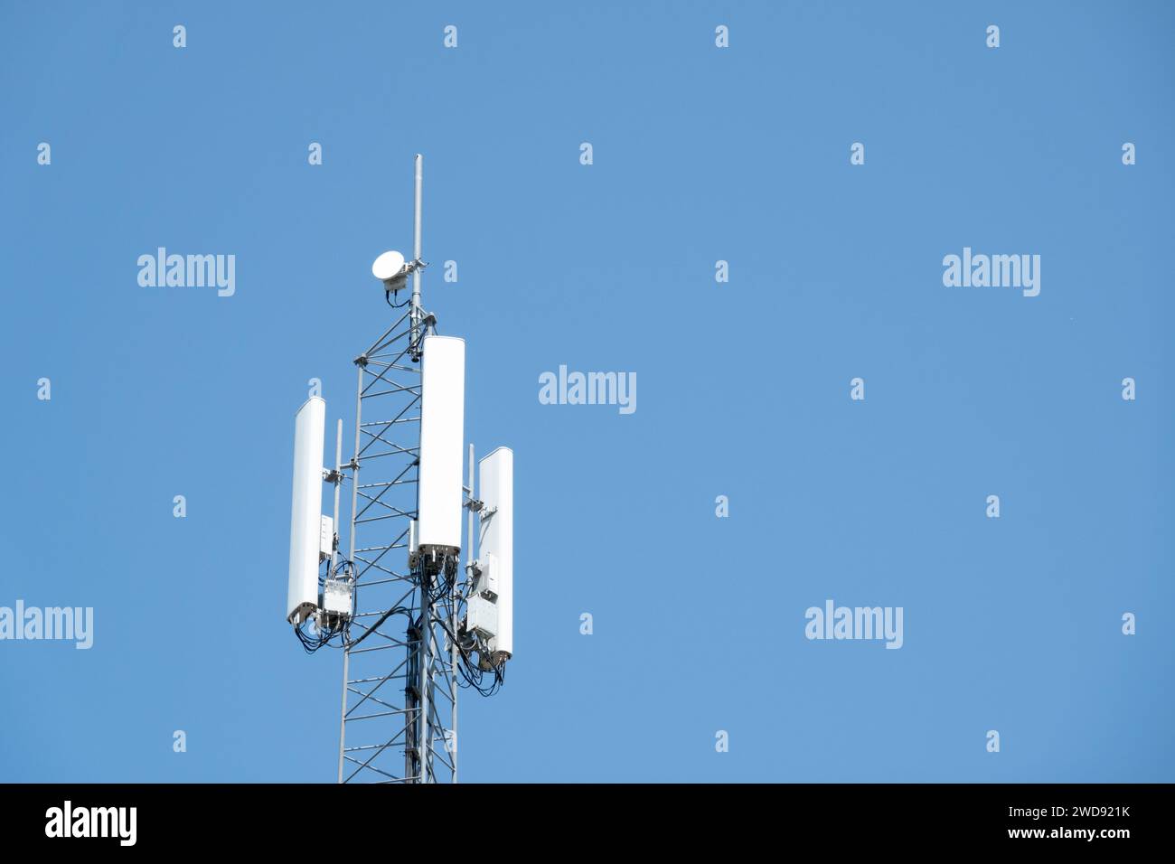 Cima della torre di telecomunicazione contro il cielo blu, Paesi Bassi Foto Stock