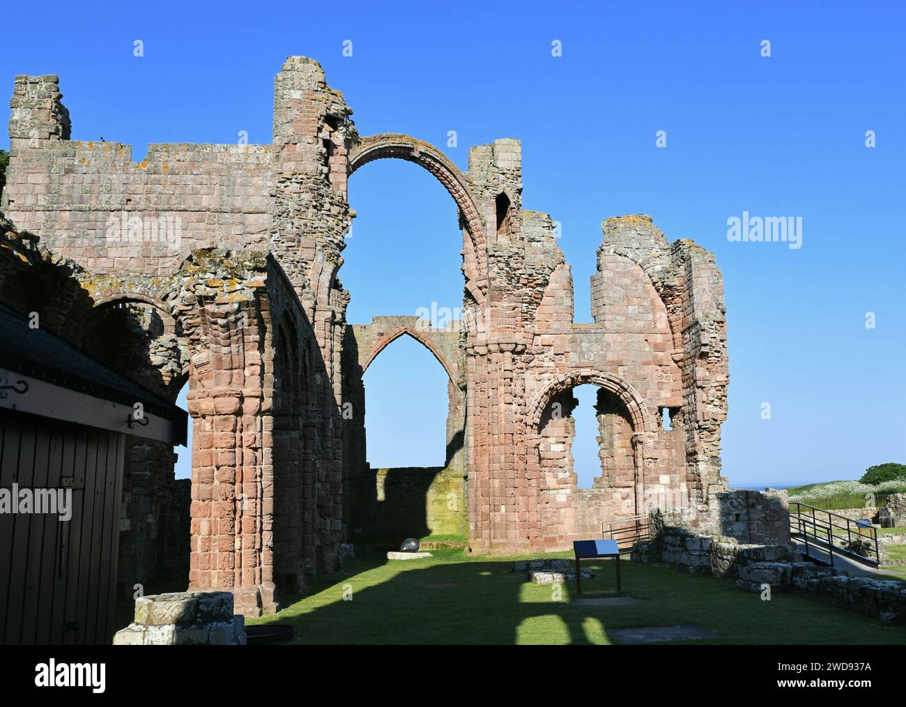 Lindisfarne Priory and Churchyard, Holy Island, Inghilterra Foto Stock