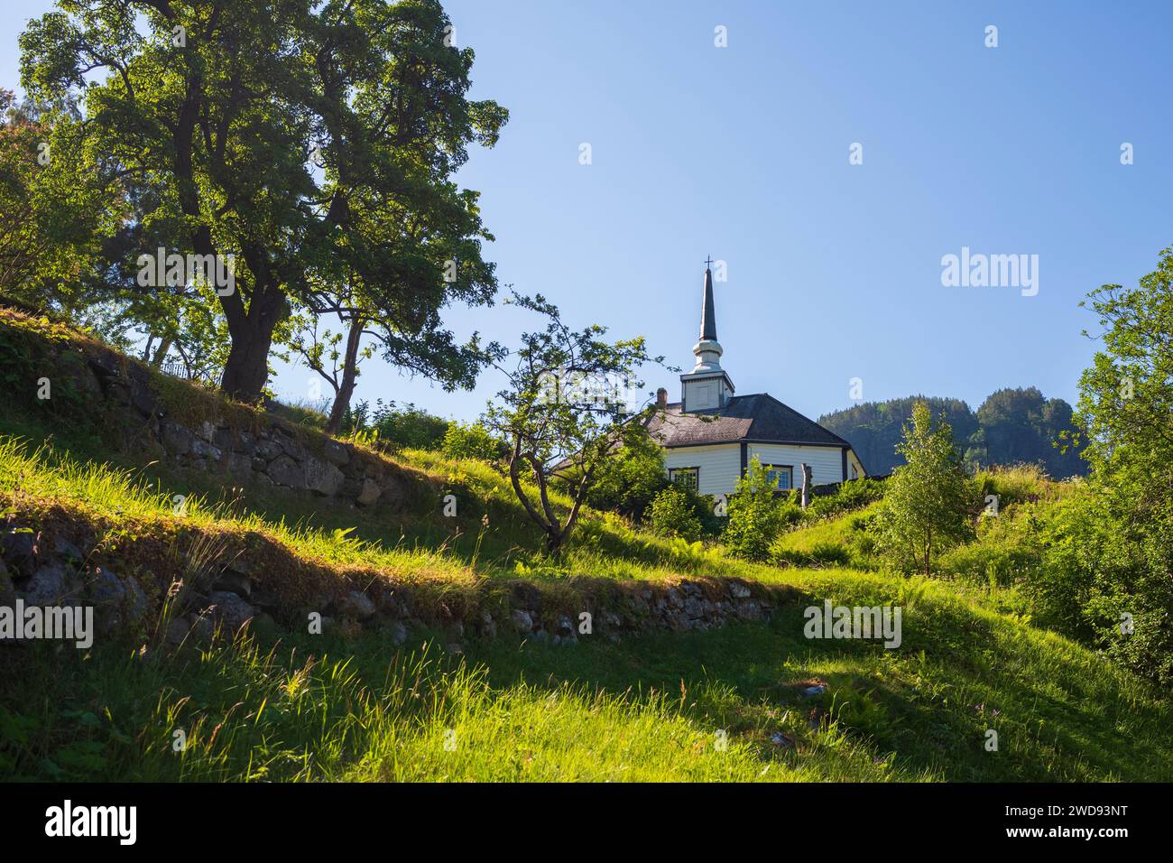 La chiesa di Geiranger, che risale al 1589, si affaccia sulla popolare attrazione turistica, il villaggio di Geiranger e il Geirangerfjord. La chiesa è p Foto Stock