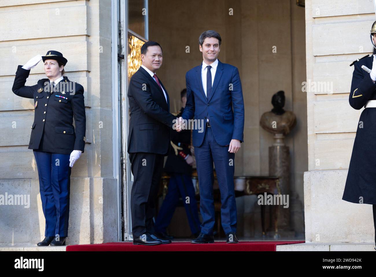 Parigi, Francia. 19 gennaio 2024. Il primo Ministro francese Gabriel Attal saluta il primo Ministro del Regno di Cambogia Hun Manet prima di un incontro presso l'Hotel Matignon, a Parigi, il 19 gennaio 2024. Foto di Raphael Lafargue/ABACAPRESS.COM Credit: Abaca Press/Alamy Live News Foto Stock