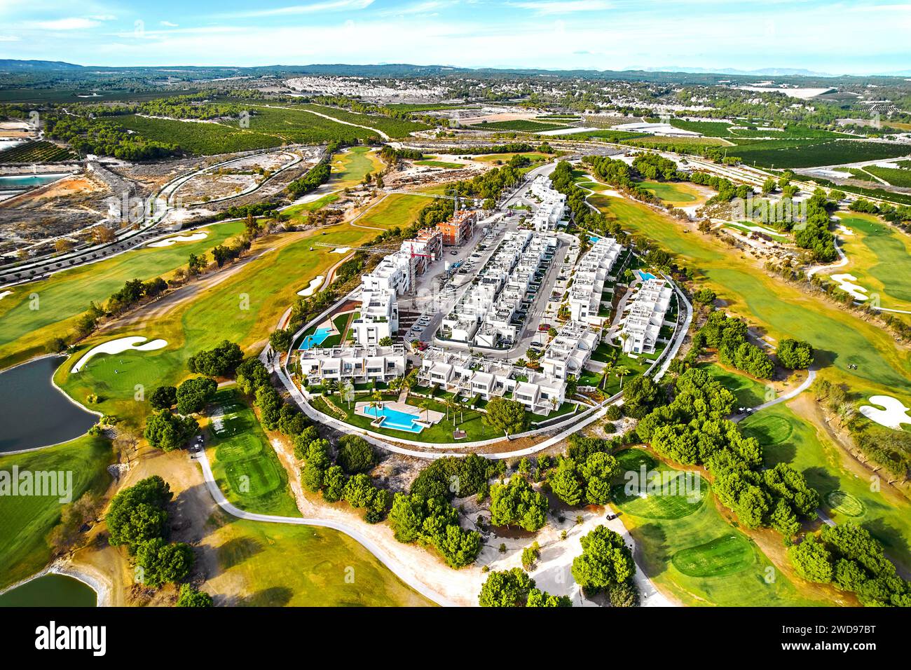 Colpo aereo, punto di vista droni del Golf lo Romero situato nel Pilar de la Horadada, vista delle lussuose ville circondate da un campo da golf Foto Stock